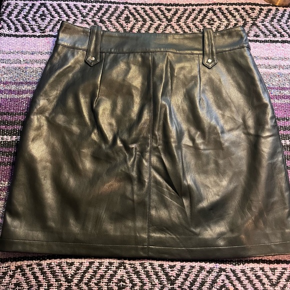 7 For All Mankind Faux Leather Skirt Size Large Black Zip front [free shipping!] - Picture 2 of 4